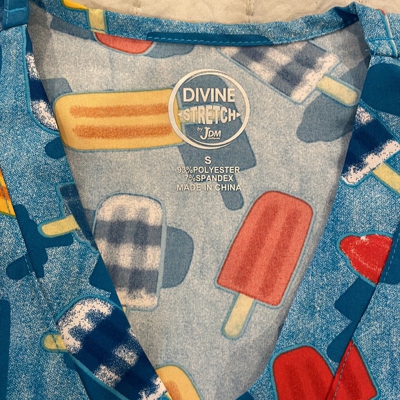 Divine Stretch Fourth of July/Summer scrub top size S - Picture 2 of 2